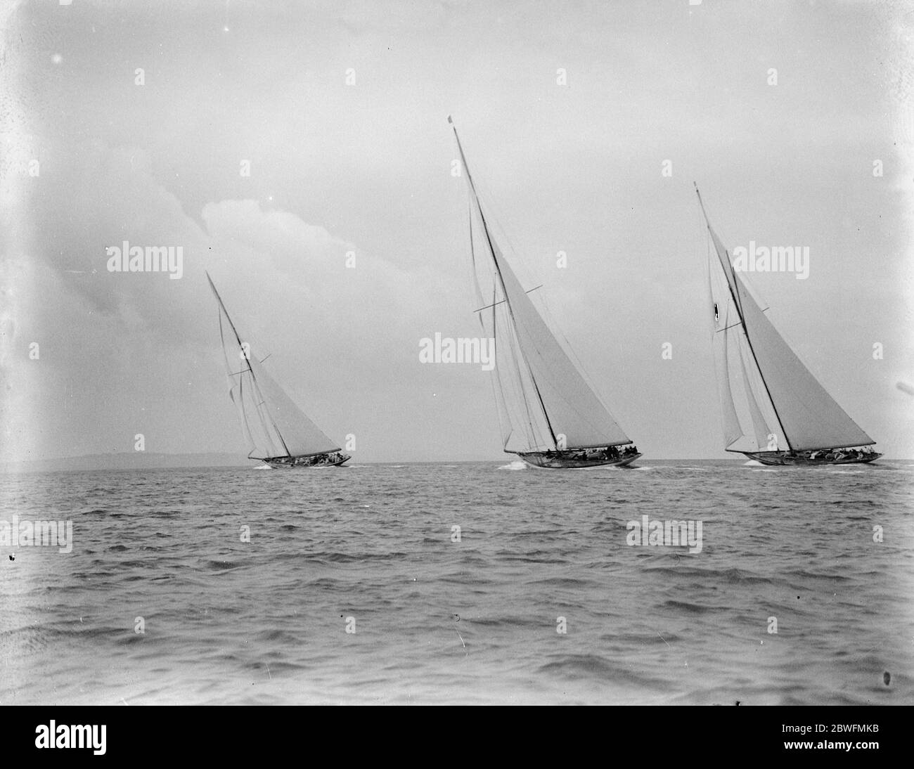 Die Eröffnung der Cowes Week die Szene kurz nach dem Start des Handicap-Rennens für Yachten über 75 Tonnen links nach rechts Britannia , White Heather und Shamrock 4 August 1924 Stockfoto