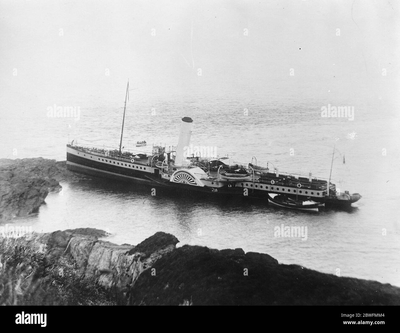 Meer-Ausflügler Nervenkitzel . Über 800 Passagiere auf dem Vergnügungsdampfer Cambria hatten ein spannendes Erlebnis, als das Schiff auf den Felsen am verräterischen Rillage Point zwei Meilen westlich von Iifracombe fuhr. 13 Juli 1926 Stockfoto