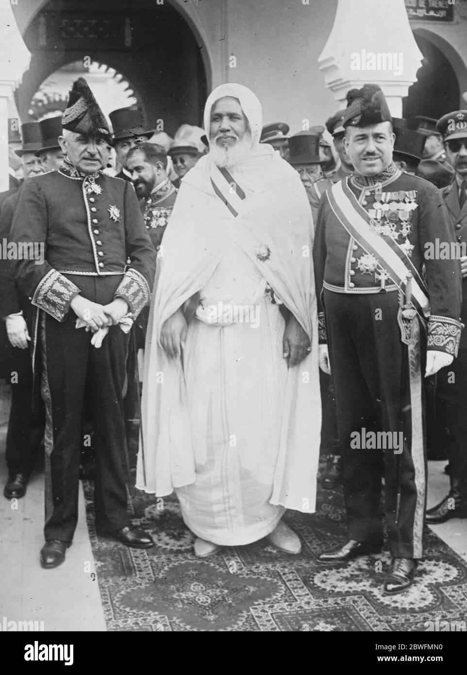 Kriegsbilder aus Marokko EINE malerische Figur beim Empfang von Marschall Petain, dem Kalifen von Tetuan zwischen zwei spanischen Beamten 4. August 1925 Stockfoto