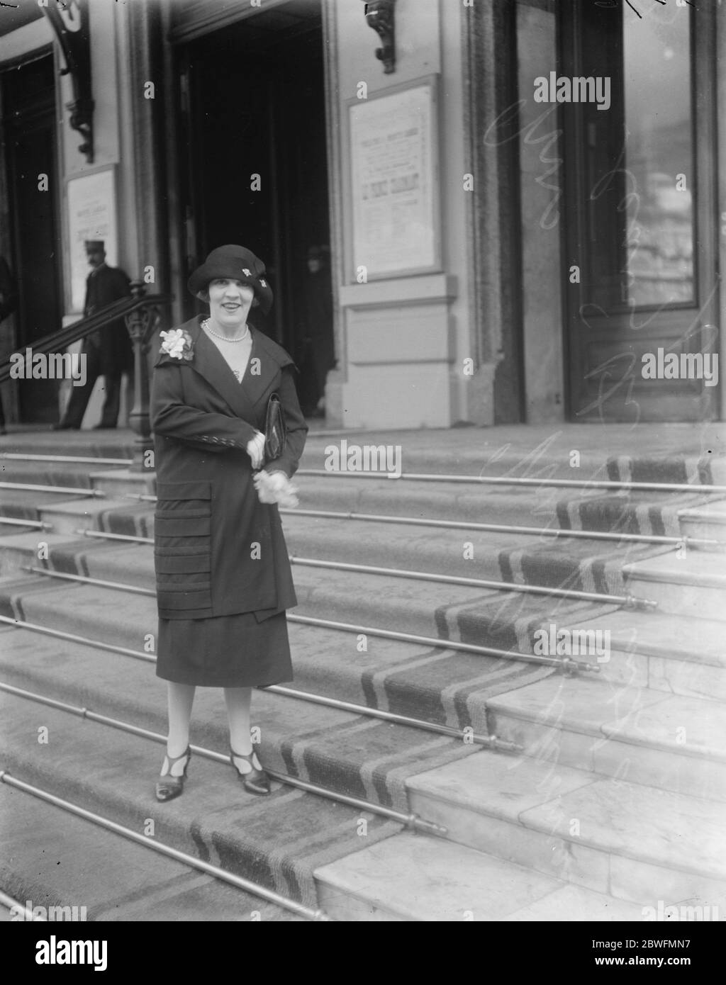 Gesellschaft an der Riviera . Frau Gluckman, eine bekannte südafrikanische Dame, Verlassen des Casinos in Monte Carlo mit einem Bündel von Notizen. 27 Dezember 1924 Stockfoto