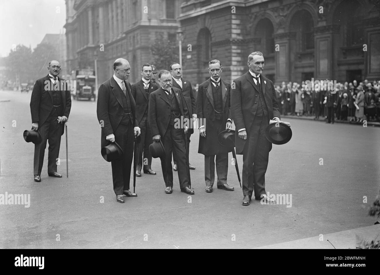 Internationaler Eisenbahnkongress . Der Herzog von York eröffnete den Internationalen Eisenbahnkongress in der Institution der Bauingenieure. Der Präsident, M E Foulon (Zentrum) Generaldirektor der belgischen Staatsbahnen, und andere Delegierte an der Cenotaph, wo ein Kranz gelegt wurde. 22 Juni 1925 Stockfoto