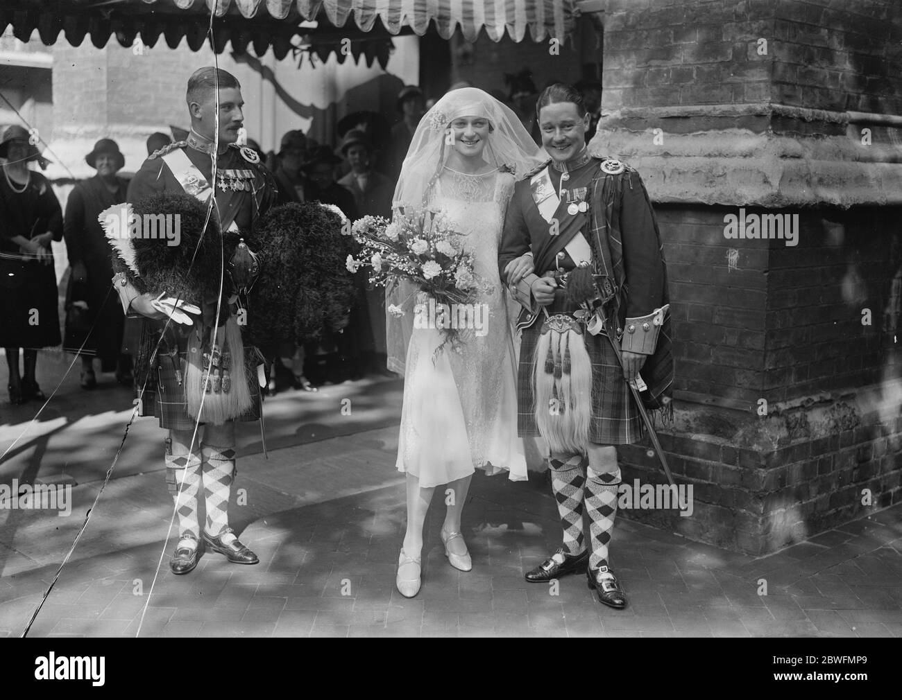 Ein Seaforth Highlander Hochzeit Kapitän J W Wolllaston 2. Battalion. Seaforth Highlander und Sheila, älteste Tochter des verstorbenen Dr. und Frau Syden Roderick, wurden am Dienstag in St. Paul ' s Knightsbridge Braut und Bräutigam Verlassen der Kirche mit dem besten Mann verheiratet 15 September 1925 Stockfoto
