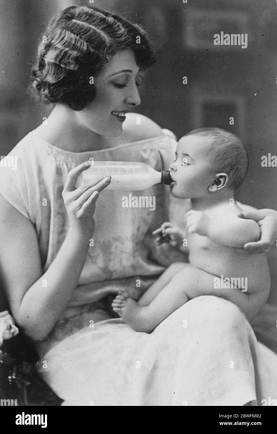 Champion bei drei Monaten . Henri Michaux, Paris 's Goldmedaille Baby, mit seiner Mutter. 14. Januar 1927 Stockfoto
