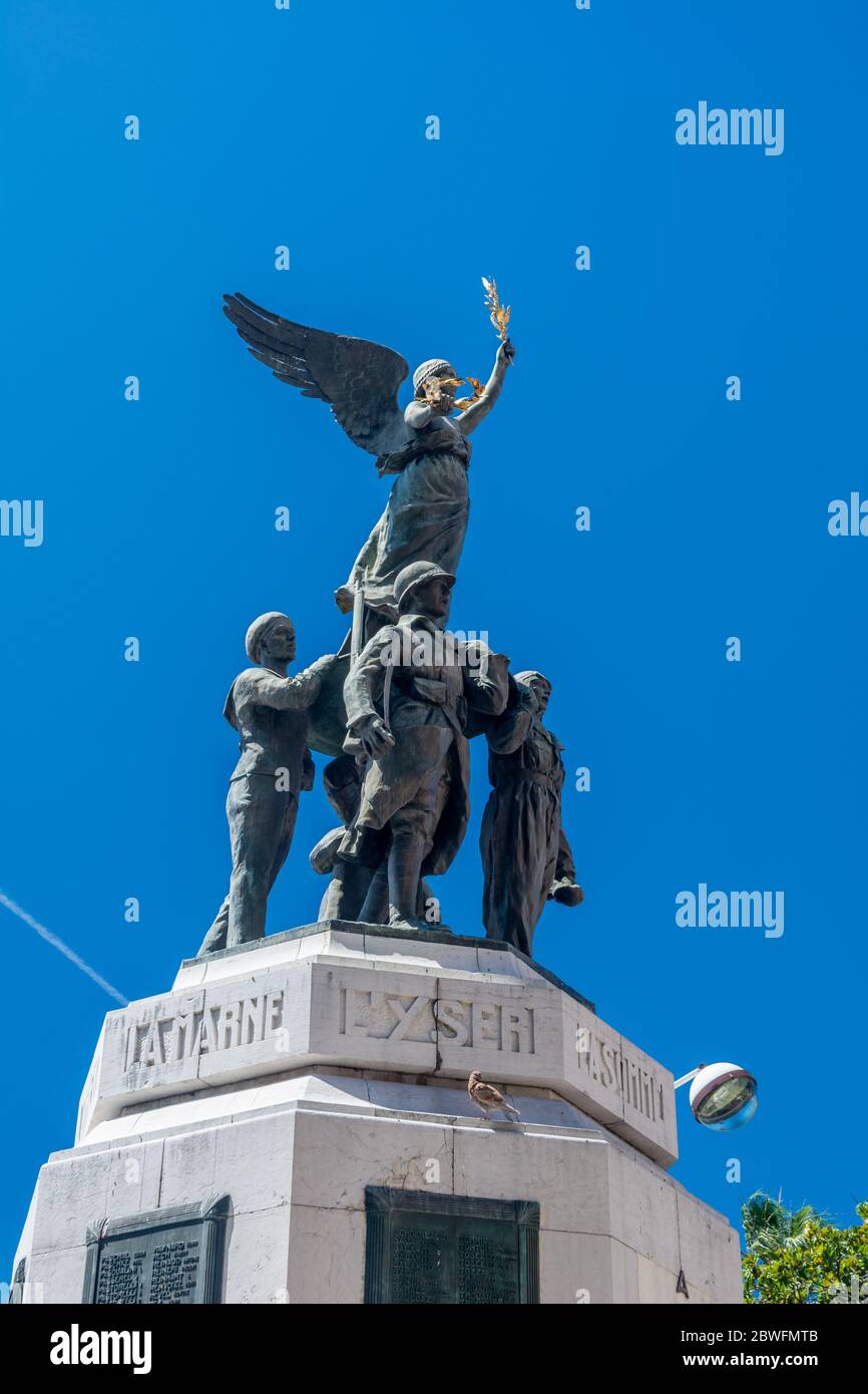 Denkmal zur Erinnerung an die Verlorenen aus dem Zweiten Weltkrieg. Sonniger Tag Stockfoto