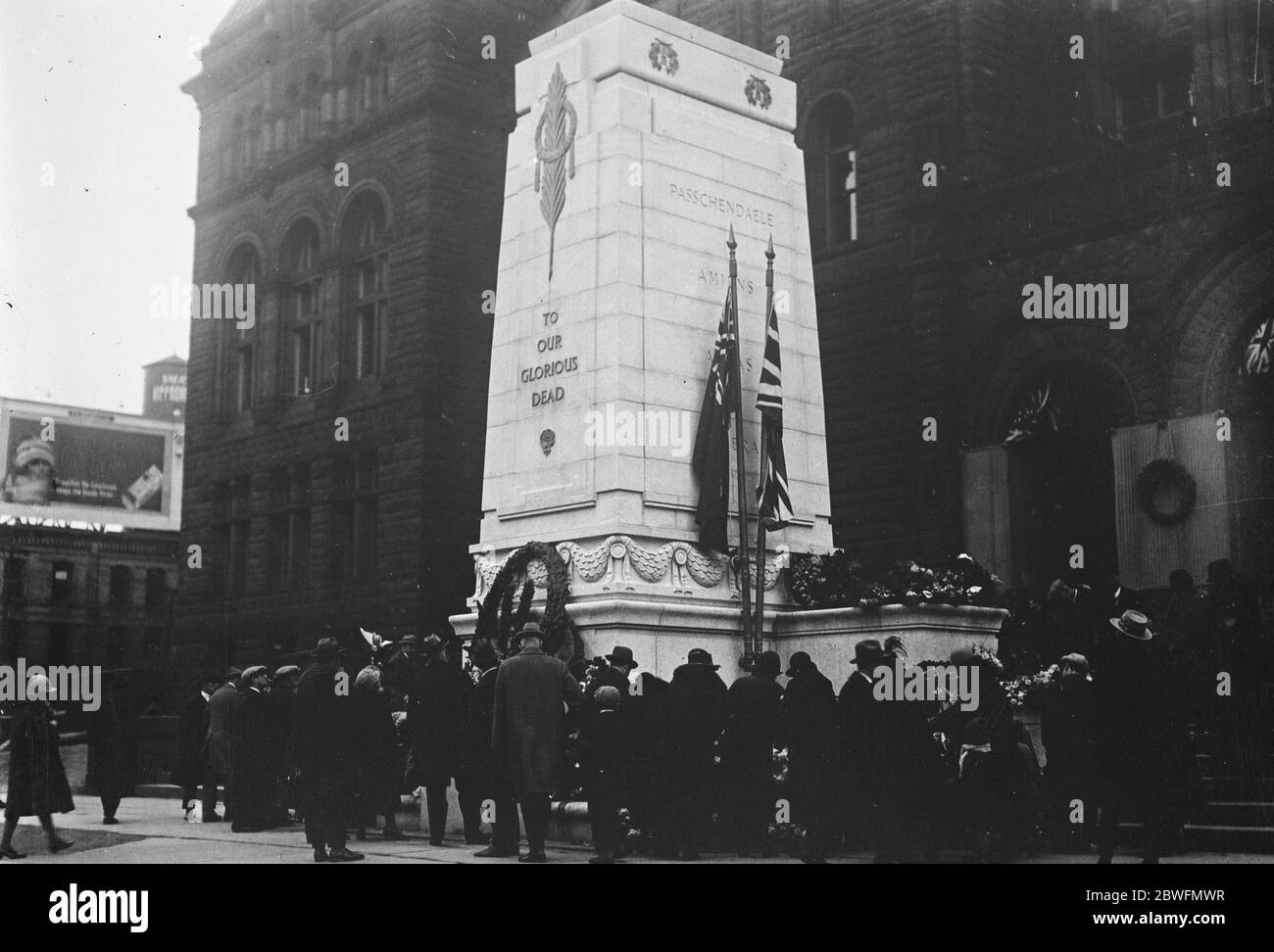 Toronto ' s neue Kenotaph Toronto ' s neue Kenotaph wurde vor kurzem von Baron Byng von Vimy enthüllt. Es befindet sich vor dem Rathaus 4 Dezember 1925 Stockfoto
