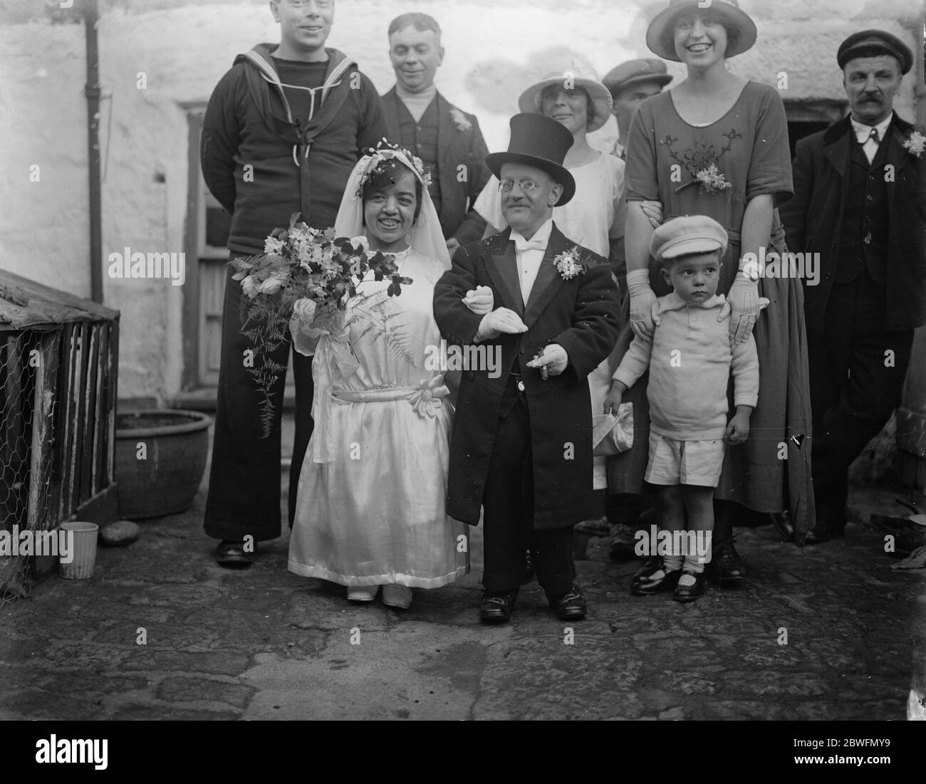 Hochzeit der Zwerge in Weymouth EINE Zwergbraut und Bräutigam wurden in der Holy Trinity Kirche Weymouth verheiratet 19 Januar 1925 Stockfoto