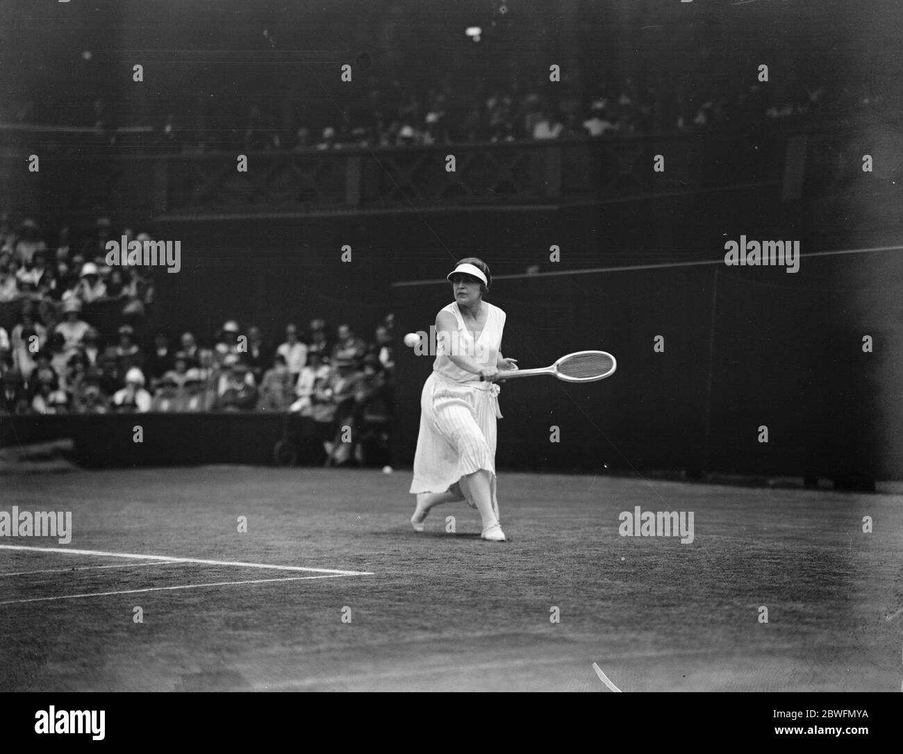 Rasentennismeisterschaft in Wimbeldon Mme Bilout im Spiel gegen Miss Joan Fry 1 Juli 1925 Stockfoto