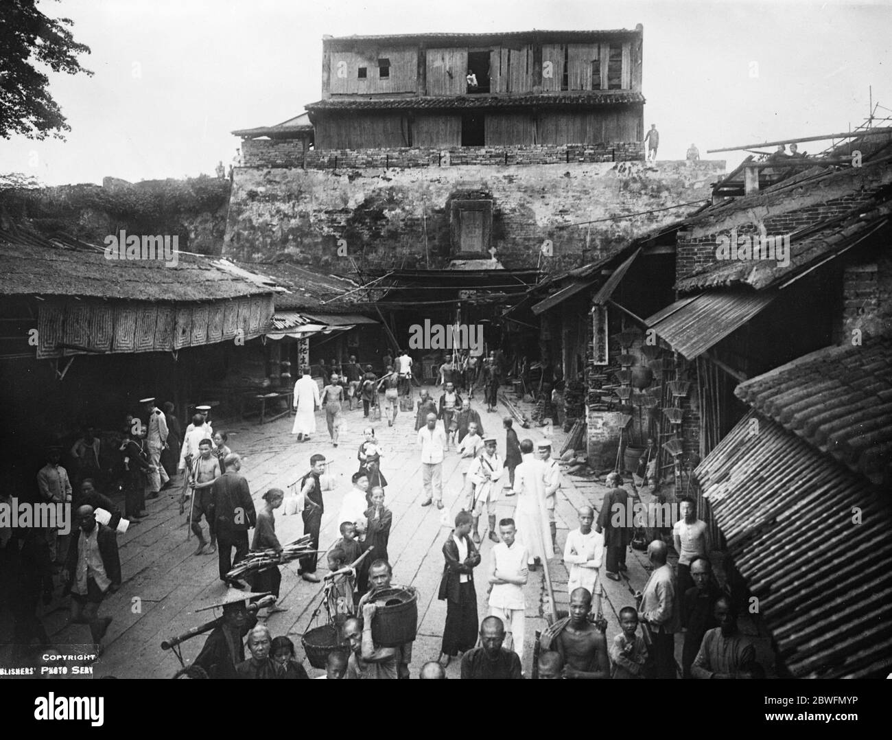Massaker in Kanton die Kämpfe in Kanton zwischen Kantonesisch und Yunnanese wurden von einem Massaker in Kanton Yunnanese gefolgt. Das Westtor aus der Stadt betrachtet 15 Juni 1925 Stockfoto