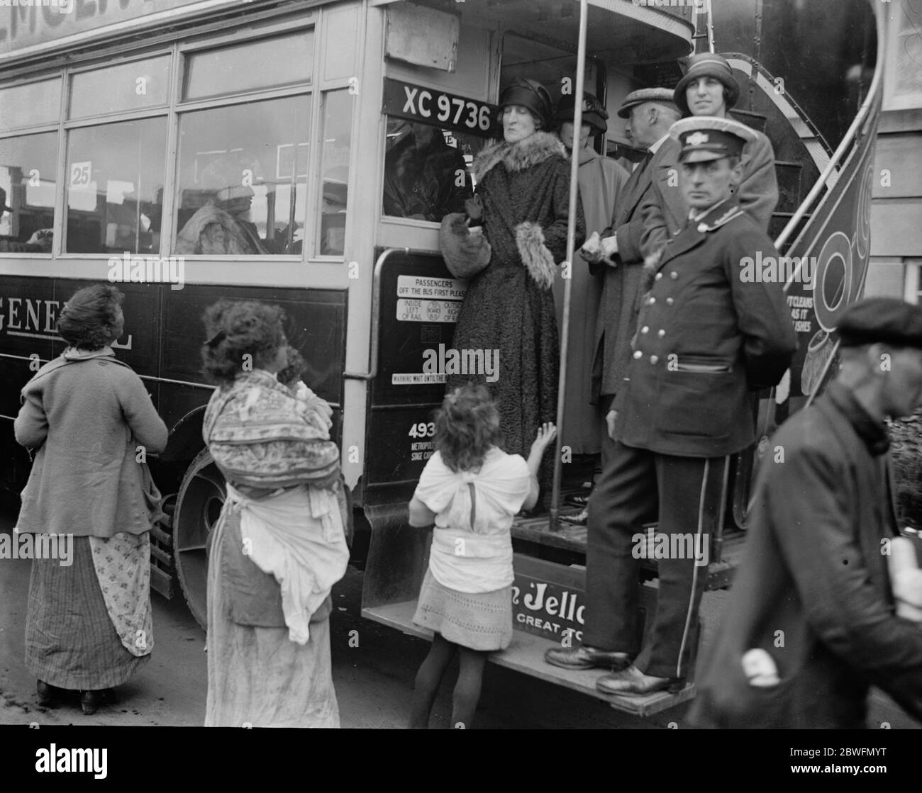 Originalunterschrift: Derby Day Frau Asquith und ihre Partei kommen mit einem St. Dunstan ' s Autobus , werden von Zigeunern belagert 4 Juni 1924 Stockfoto