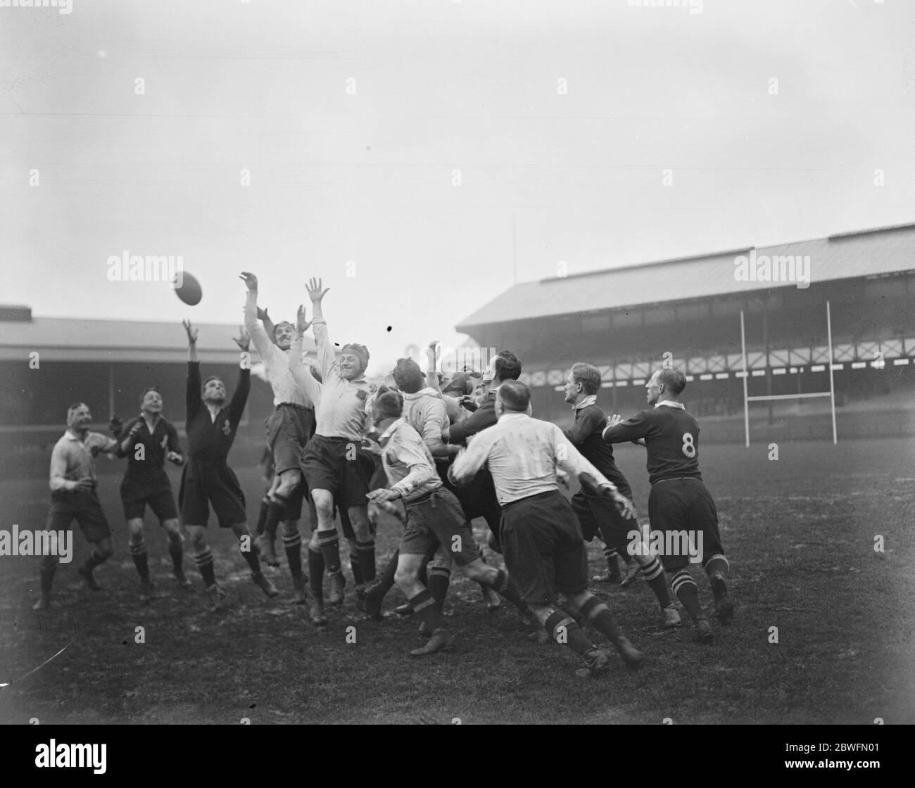 Inter-Dienste bei Rugby Royal Navy gegen RAF bei Twickenham A Lineout 25 Februar 1925 Stockfoto