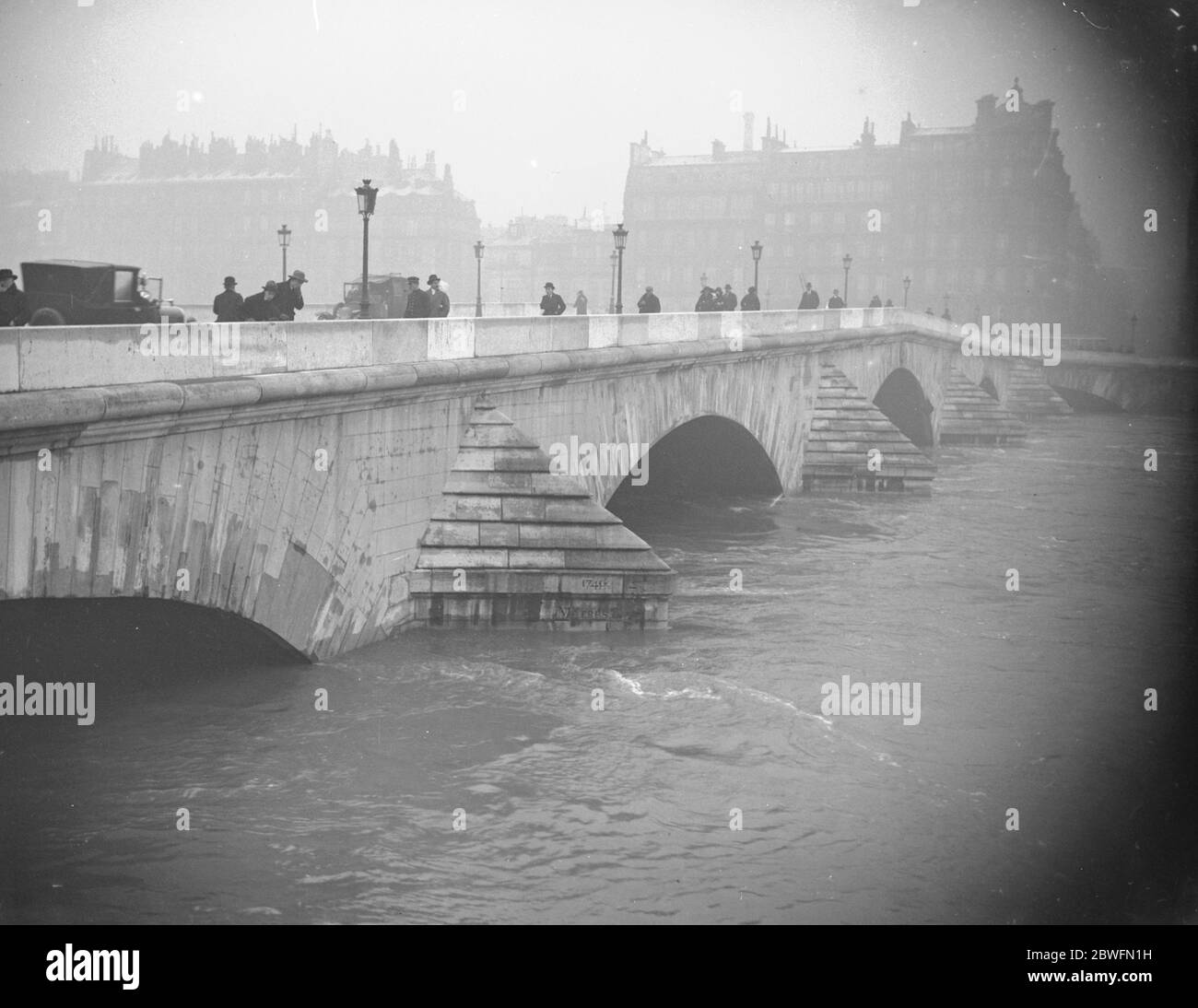 Paris unter Wasser . Die 1740 Mark auf der Pont Royal , die die Flut droht zu erreichen . Januar 1924 Stockfoto