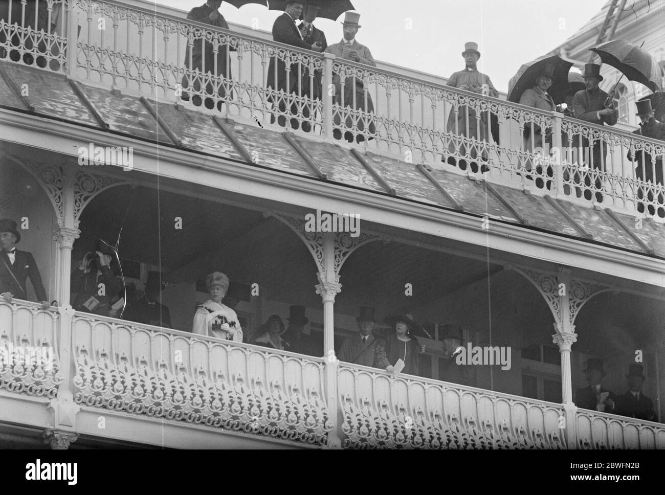 Derby Tag. Von links nach rechts: Königin Maria, Herzog von Connaught, die Königin von Rumänien und der König. Juni 1924 Stockfoto