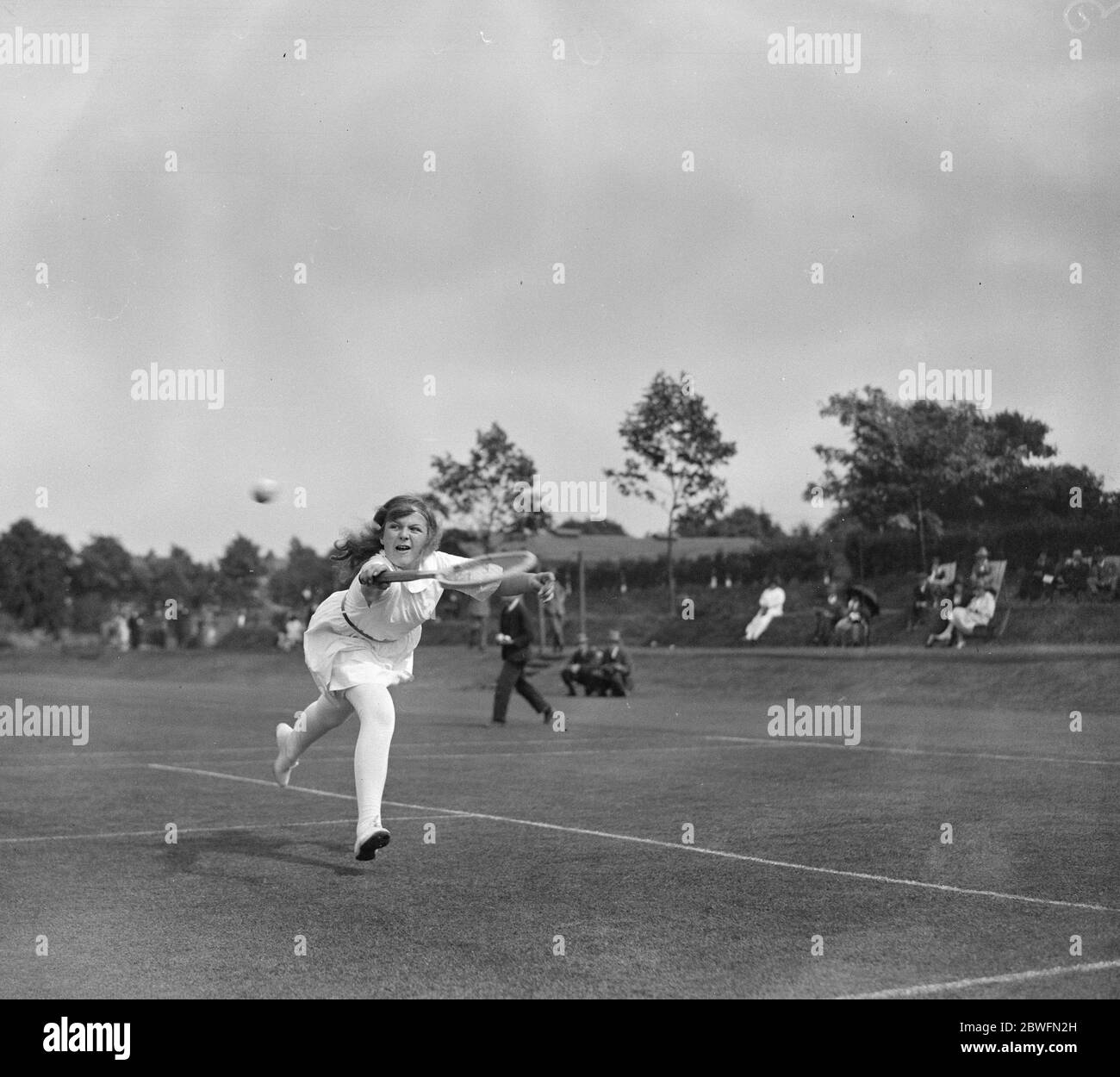 Rasentennismeisterschaft in Roehampton Miss Betty Nuttall im Spiel 16. Juni 1924 Stockfoto