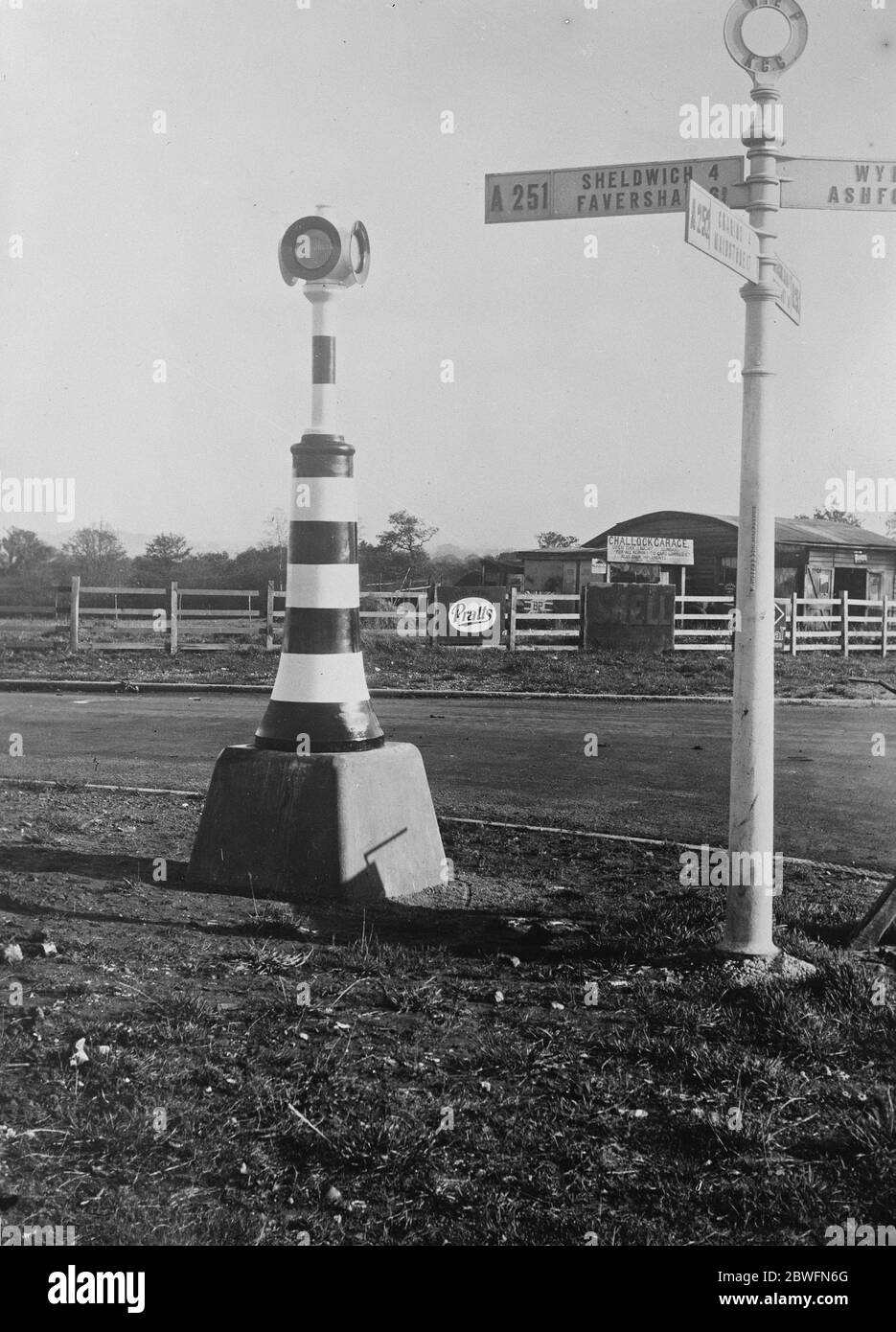 Neuer Straßenleuchtfeuer einer der neuen automatischen Gasfeuer, die an der gefährlichen Kreuzung am Halbwegehaus, Challock, Kent, an der London-Margat-Straße 30. Oktober 1925 errichtet wurde Stockfoto
