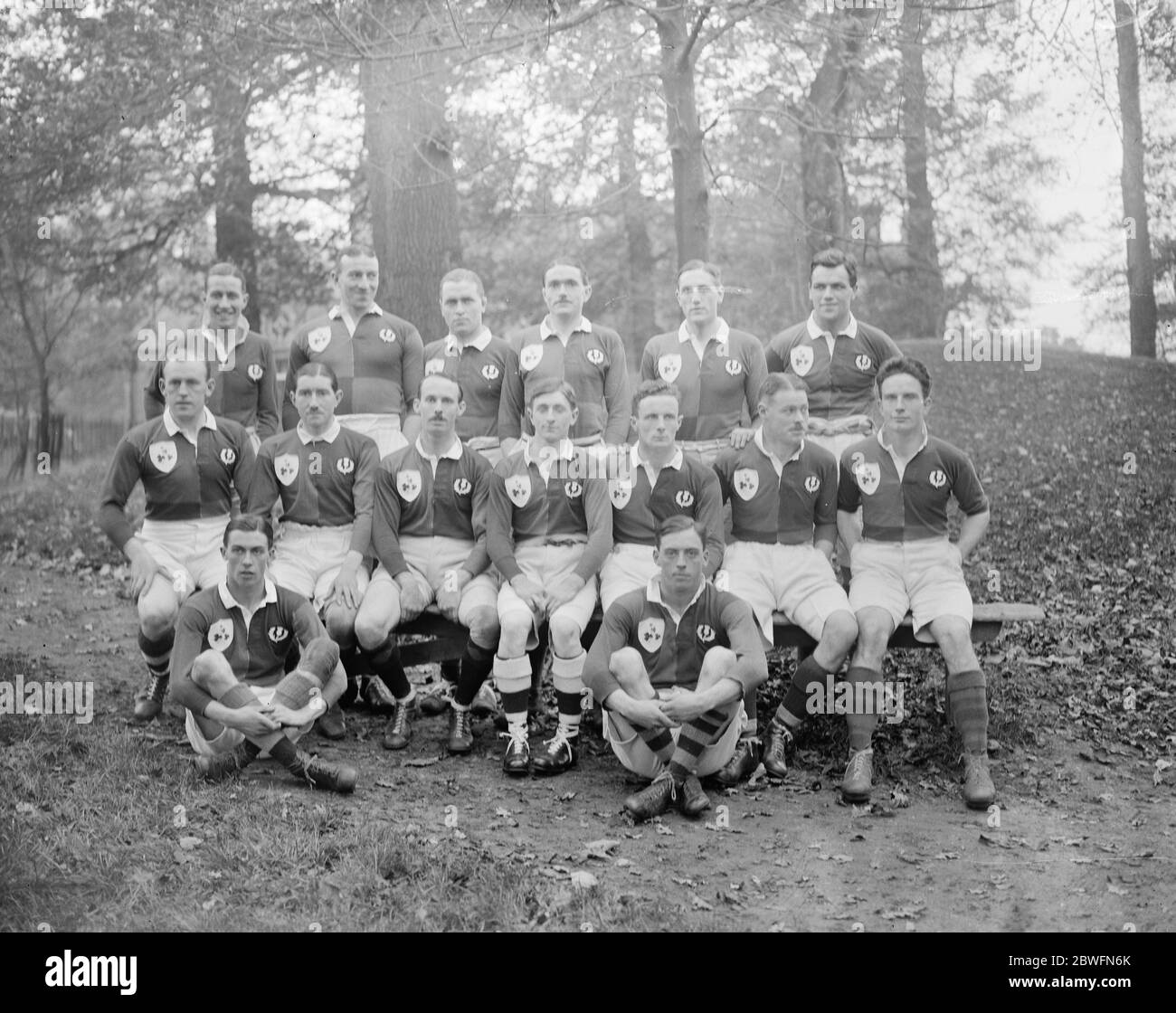 Große Rugby hundertjährigen Fußballspiel England und Wales besiegt Irland und Schottland in Rugby die irischen und schottischen Teams Back Row von links nach rechts J C Dykes , J Y Crichton , T McClelland , J C R Buchanan , L M Stuart , D Davies , Mittlere Reihe von links nach rechts W P Collopy , W E Crawford , A L Gracie , W E Bryce , D J Cussen , ( ? ) , J M Bannersman vordere Reihe von links nach rechts G V Stephenson , H W Stephenson 1. November 1924 Stockfoto