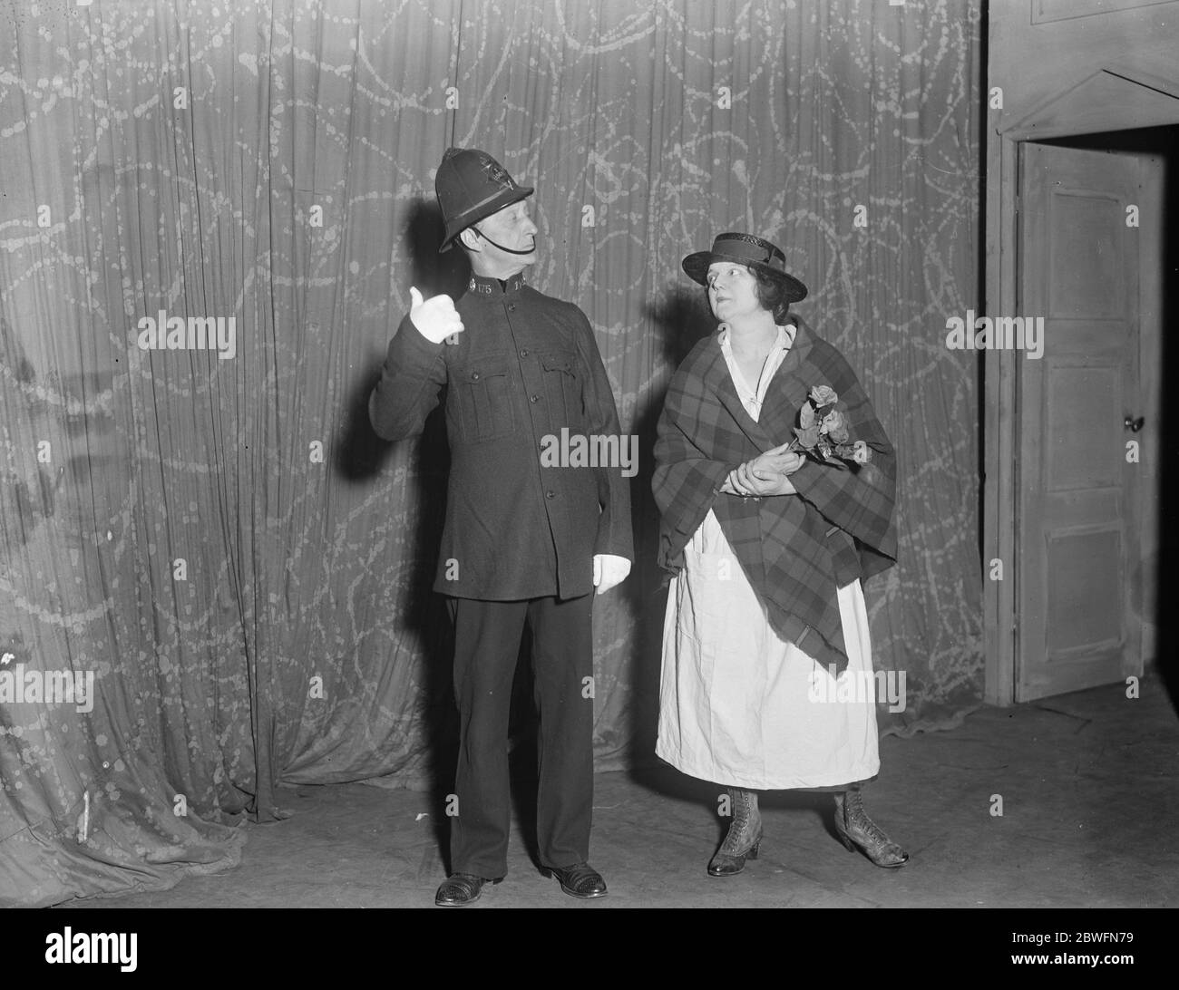 M P in Revue Miss Mabel Russell ( Mrs Hilton Phillipson , M P ) wie sie in erscheint ' The Punch Bowl ' mit Robert Hale 24 Juni 1925 Stockfoto