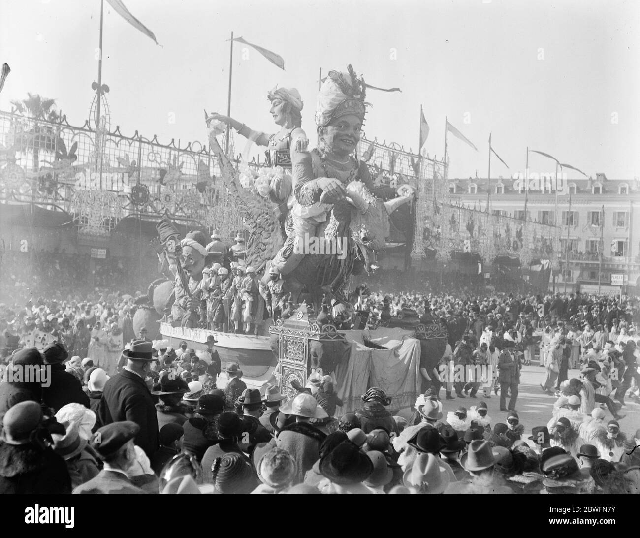 König Karneval in Nizza . Riesige Zahlen auf einem der Autos. 26 Februar 1924 Stockfoto