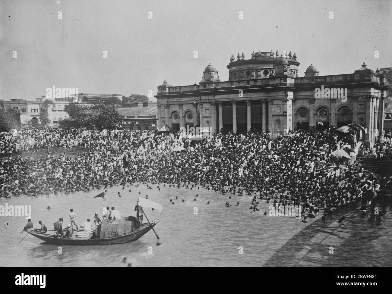 Heilige Badenden EINE markante Szene während des Hindu-Festivals, Surjya Grahu anlässlich der großen Magh Mela von West-Bengalen, Indien, an den Ufern der Hooghly, in dem sie baden. Diese Gelegenheit war wichtiger als üblich aufgrund der Sonnenfinsternis 30 Januar 1926 Stockfoto