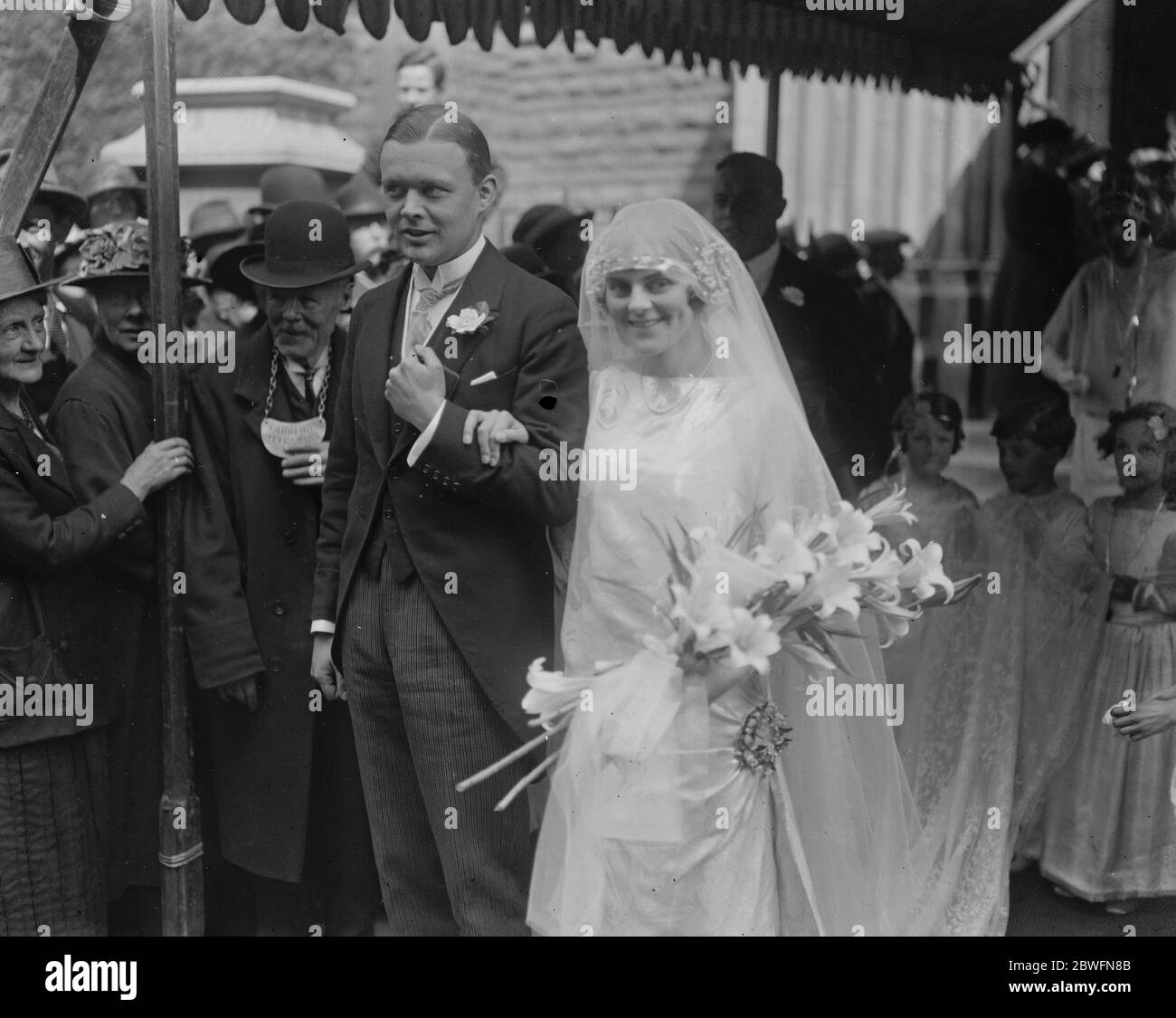 Eine Gesellschaft Hochzeit . Herr Adrian E S Stokes und Miss Arabella Chisholm wurden in St. James 's Kirche, Spanish Place verheiratet. Braut und Bräutigam . 17 Mai 1924 Stockfoto