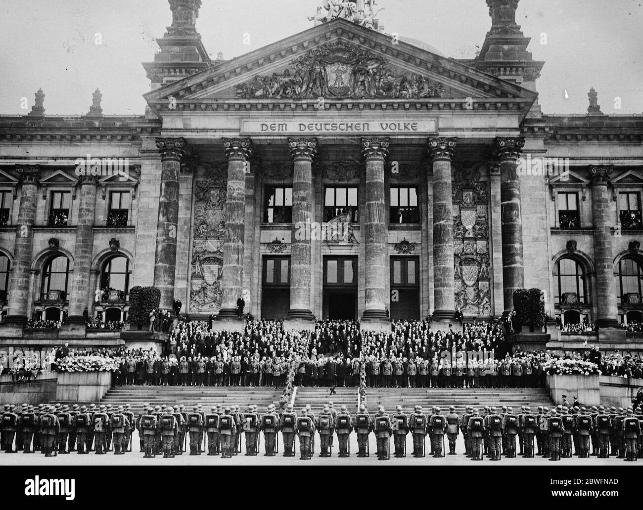 Hindenburg legt den Eid ab wunderbare Szenen vor dem Reichstag, nachdem Feldmarschall von Hindenburg in Berlin den Eid abgelegt hatte. Hindenburg ist mit einem Kreuz markiert 14 Mai 1925 Stockfoto