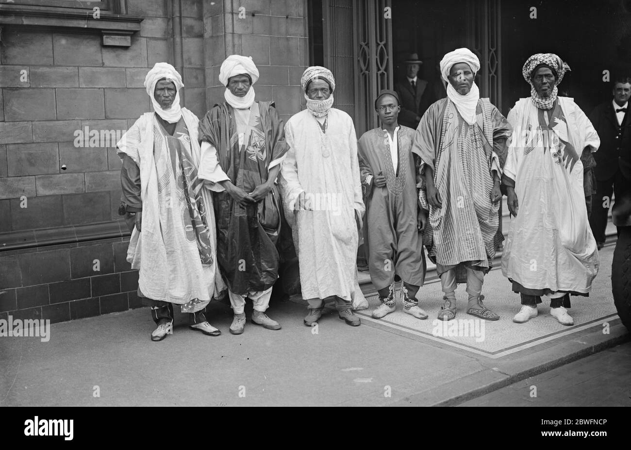 Nigerianischer Prinz in London der Emir Katsina, einer der regierenden Fürsten von Nigeria, ist in London angekommen, um die Empire-Ausstellung in Wembley mit seiner Frau und Sohn der Emir und seinem Sohn (in der Mitte) zu besuchen Mit seiner Suite vor ihrem Hotel in London fotografiert 13 September 1924 Stockfoto