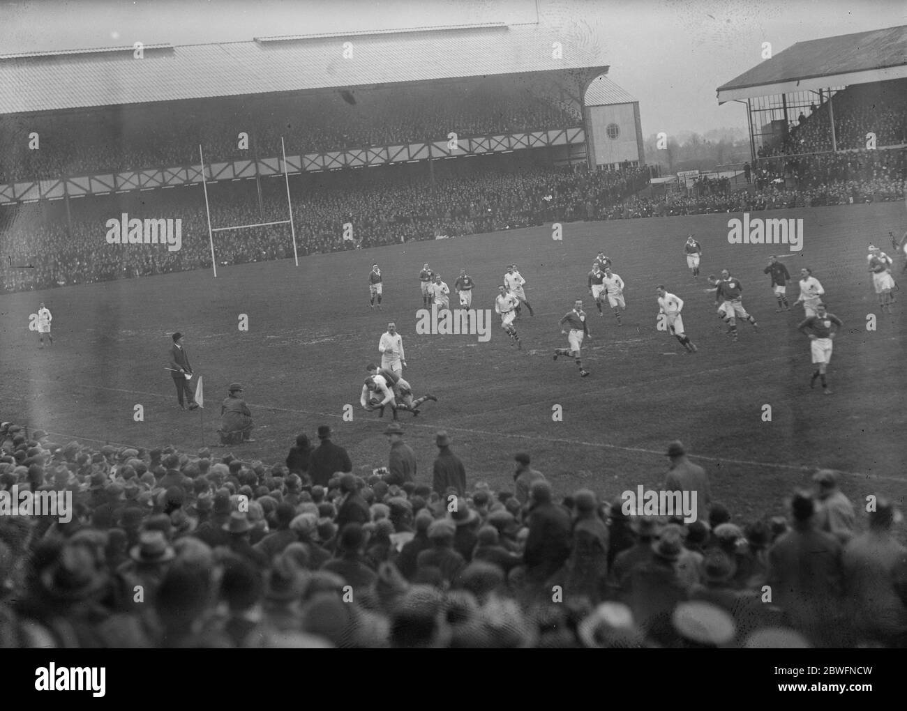 Internationales Rugby in Twickenham . England gegen Irland . Allgemeine Ansicht des Spiels mit England wird auf der Linie in Angriff genommen. 14 Februar 1925 Stockfoto