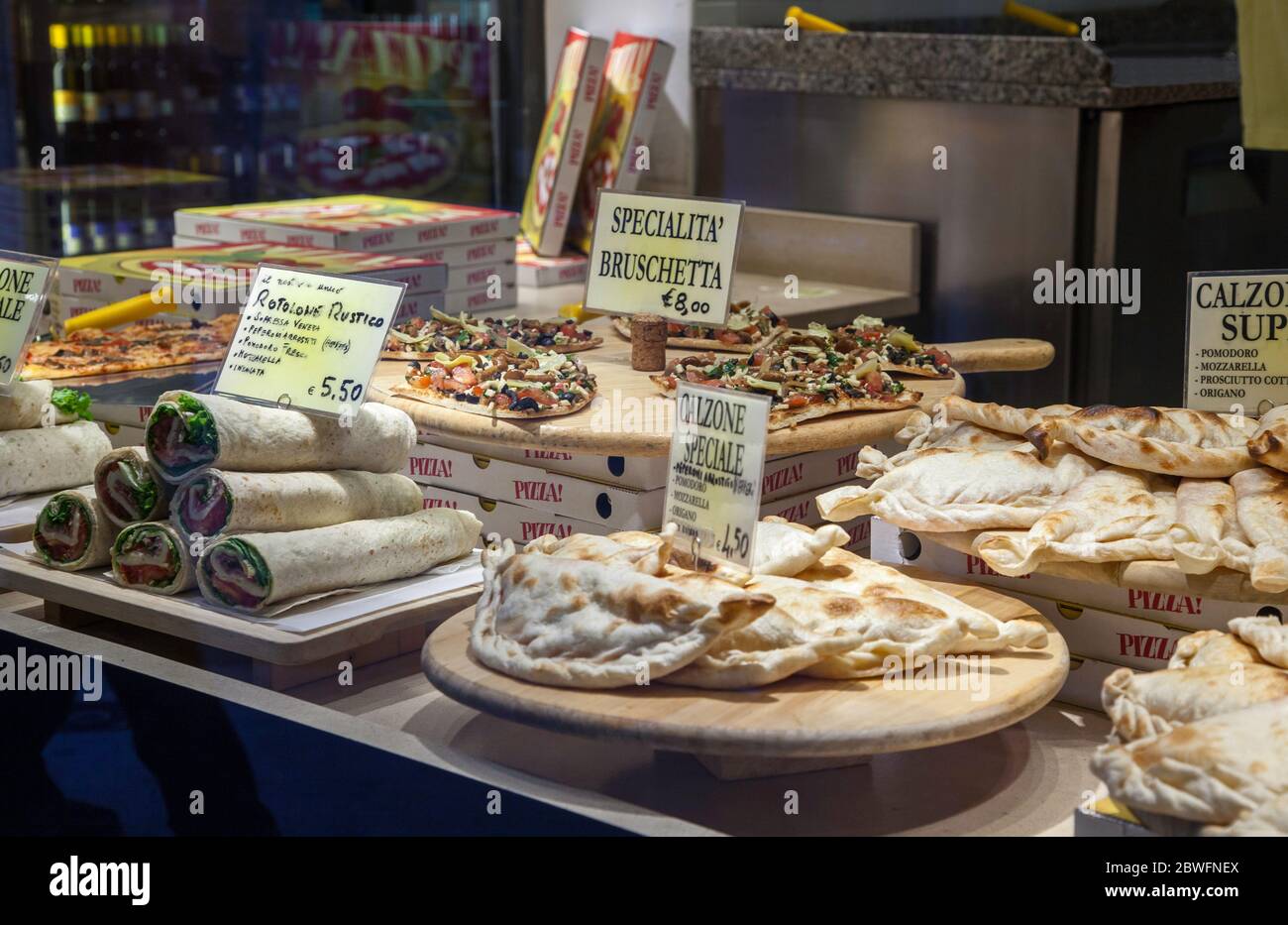 Street Food zum Verkauf in einem offenen Laden in einer Seitenstraße in Venedig, Italien Stockfoto