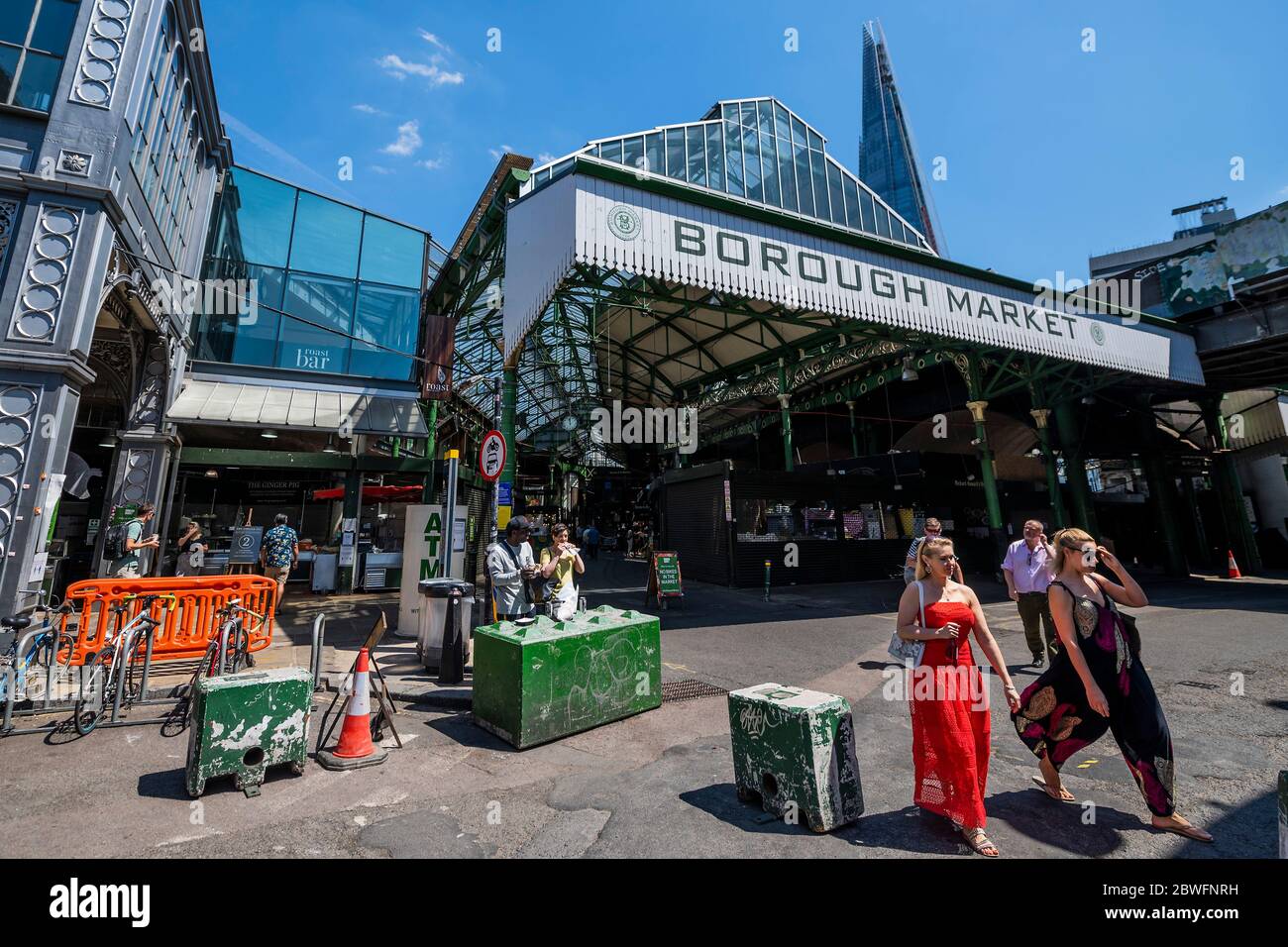 London, Großbritannien. Juni 2020. Besucher scheinen erfreut zu sein, wieder einkaufen zu können, einige tragen Masken, aber die meisten nicht - Borough Market ist jetzt weitgehend geöffnet, obwohl es keinen Restaurant-Art-Food-Service gibt. Die neue Phase der Lockerung der Regeln für die staatliche Lockerung trat heute in Kraft und ermöglichte es den Open-Air-Märkten, sich mit distanzierenden Leitlinien wieder zu öffnen. Die Lockerung der "Lockdown" für den Ausbruch des Coronavirus (Covid 19) in London geht weiter. Kredit: Guy Bell/Alamy Live News Stockfoto