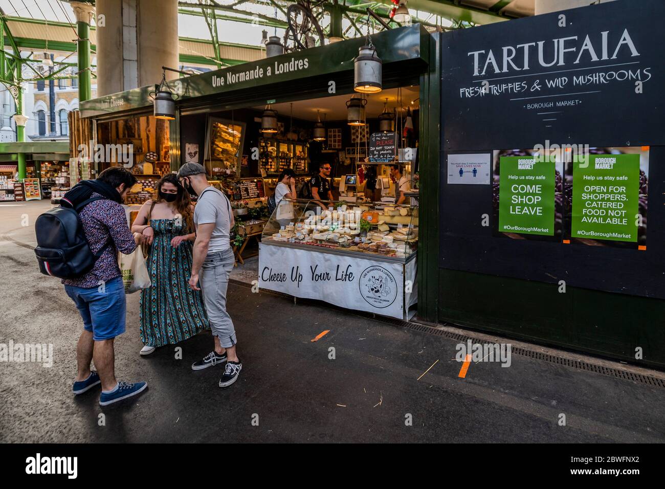 London, Großbritannien. Juni 2020. Besucher scheinen erfreut zu sein, wieder einkaufen zu können, einige tragen Masken, aber die meisten nicht - Borough Market ist jetzt weitgehend geöffnet, obwohl es keinen Restaurant-Art-Food-Service gibt. Die neue Phase der Lockerung der Regeln für die staatliche Lockerung trat heute in Kraft und ermöglichte es den Open-Air-Märkten, sich mit distanzierenden Leitlinien wieder zu öffnen. Die Lockerung der "Lockdown" für den Ausbruch des Coronavirus (Covid 19) in London geht weiter. Kredit: Guy Bell/Alamy Live News Stockfoto