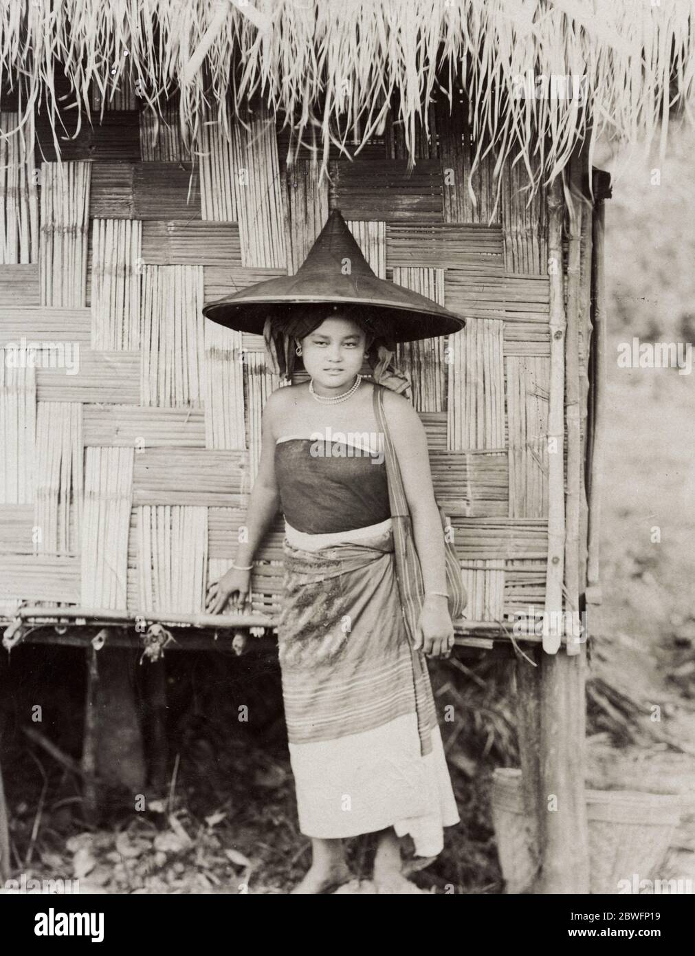 Vintage 19. Jahrhundert Fotografie - Shan Frau in Hut, Burma, Indien, Myanmar Stockfoto