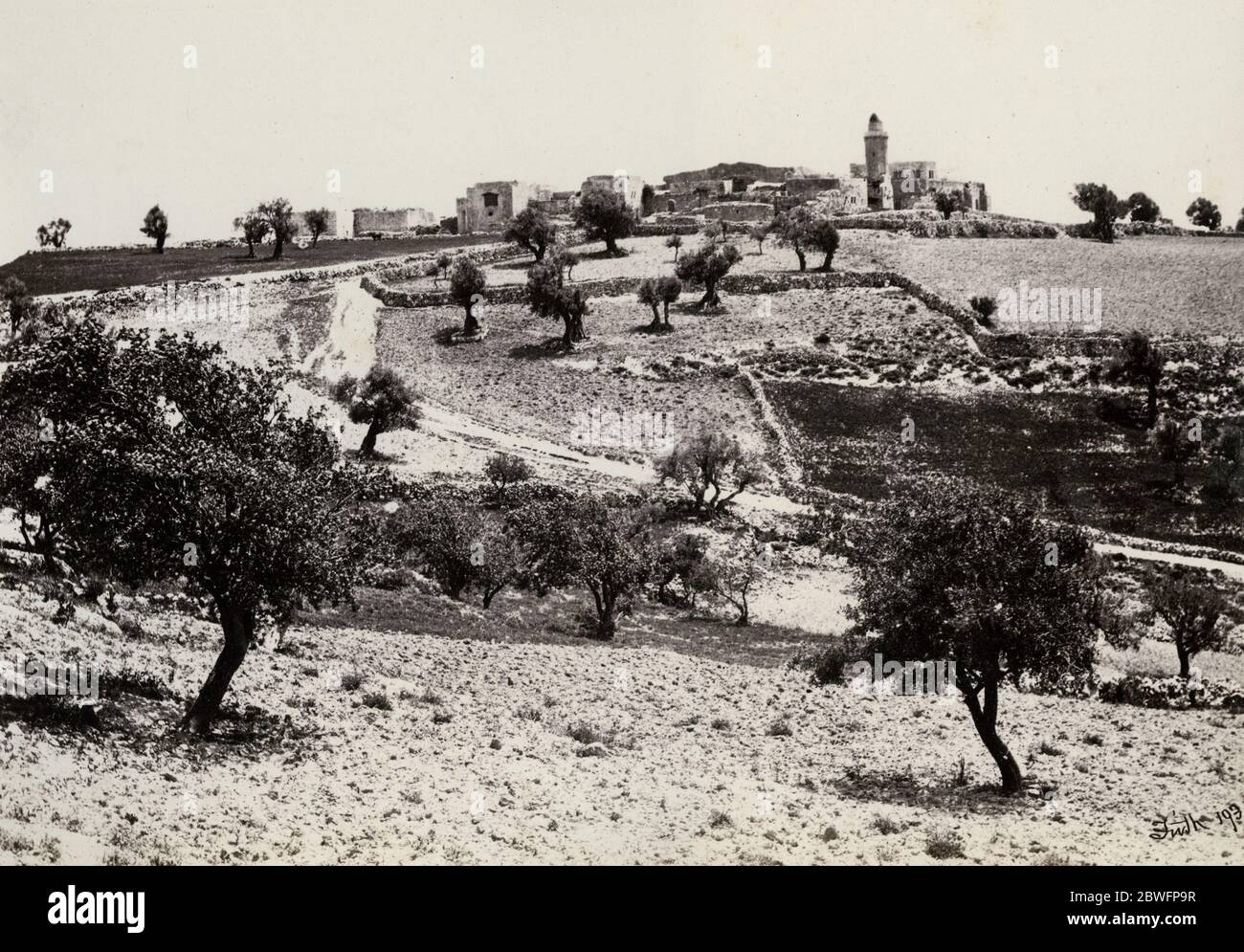 Foto von Francis Frith, von seiner Reise nach Ägypten, Palästina und den weiteren Heiligen Ländern im Jahr 1857 - Kirche der Himmelfahrt, Ölberg, Jerusalem. Stockfoto