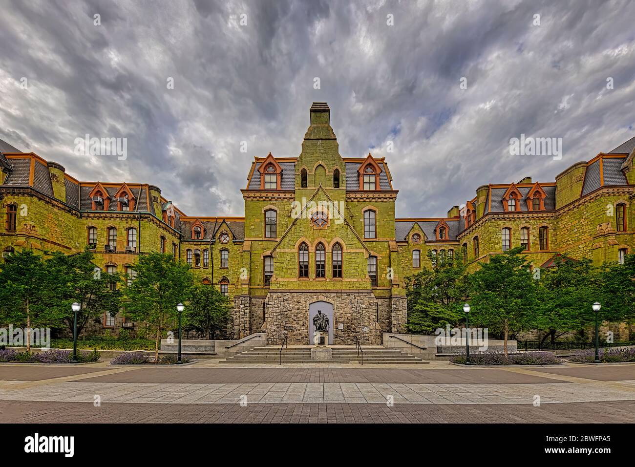 College Hall U-Penn - Sehen Sie die historische neugotische Architektur Stil College Hall mit der William Pepper Jr, MD Statue. Dr. Pepper war Amer Stockfoto