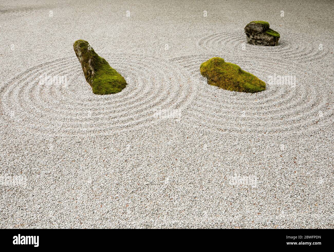 Blick auf drei Felsen im Zen Garden, Japanese Garden, Portland, Oregon, USA Stockfoto