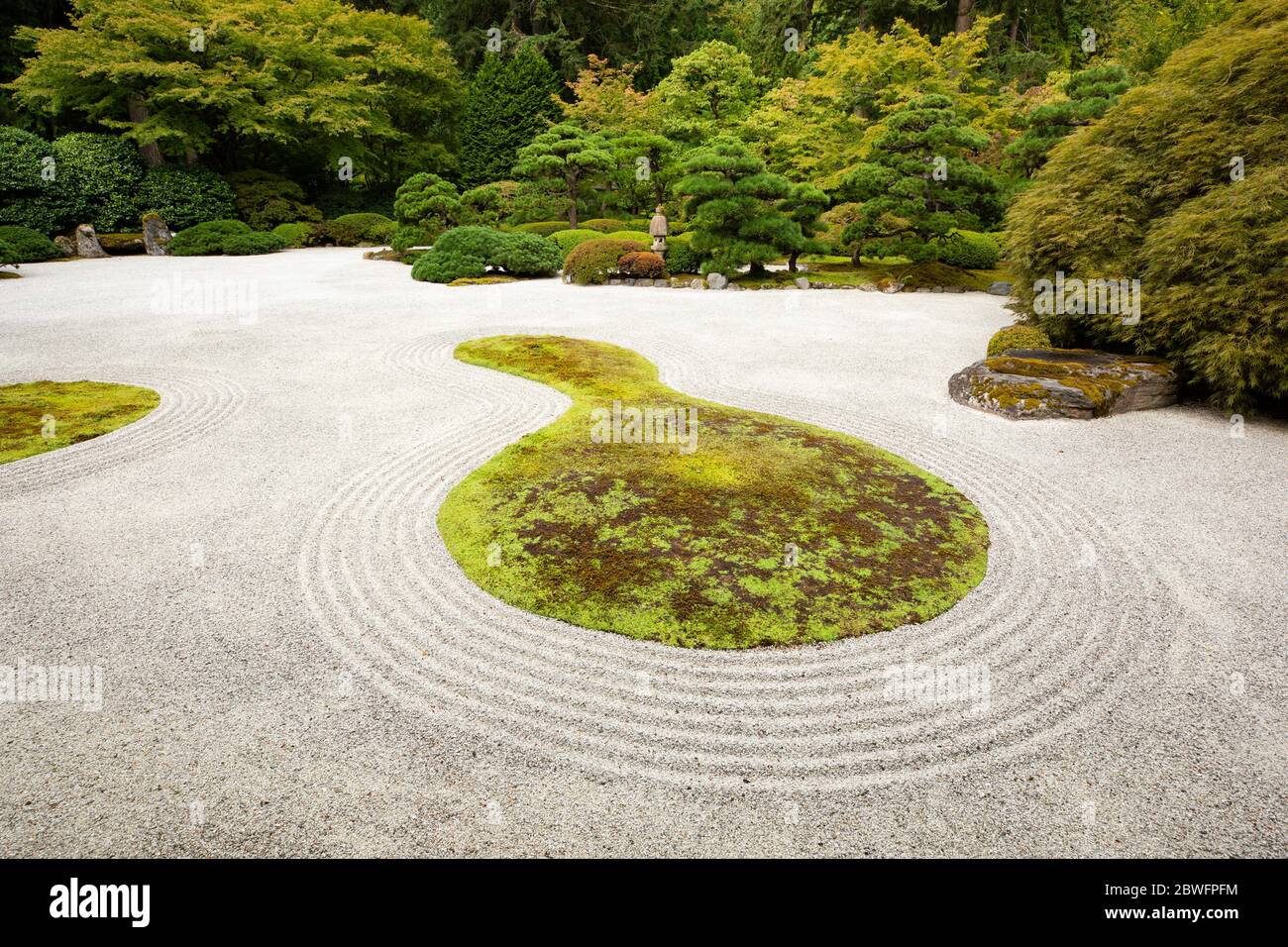 Blick auf die Fußgängerbrücke im japanischen Garten, Portland, Oregon, USA Stockfoto