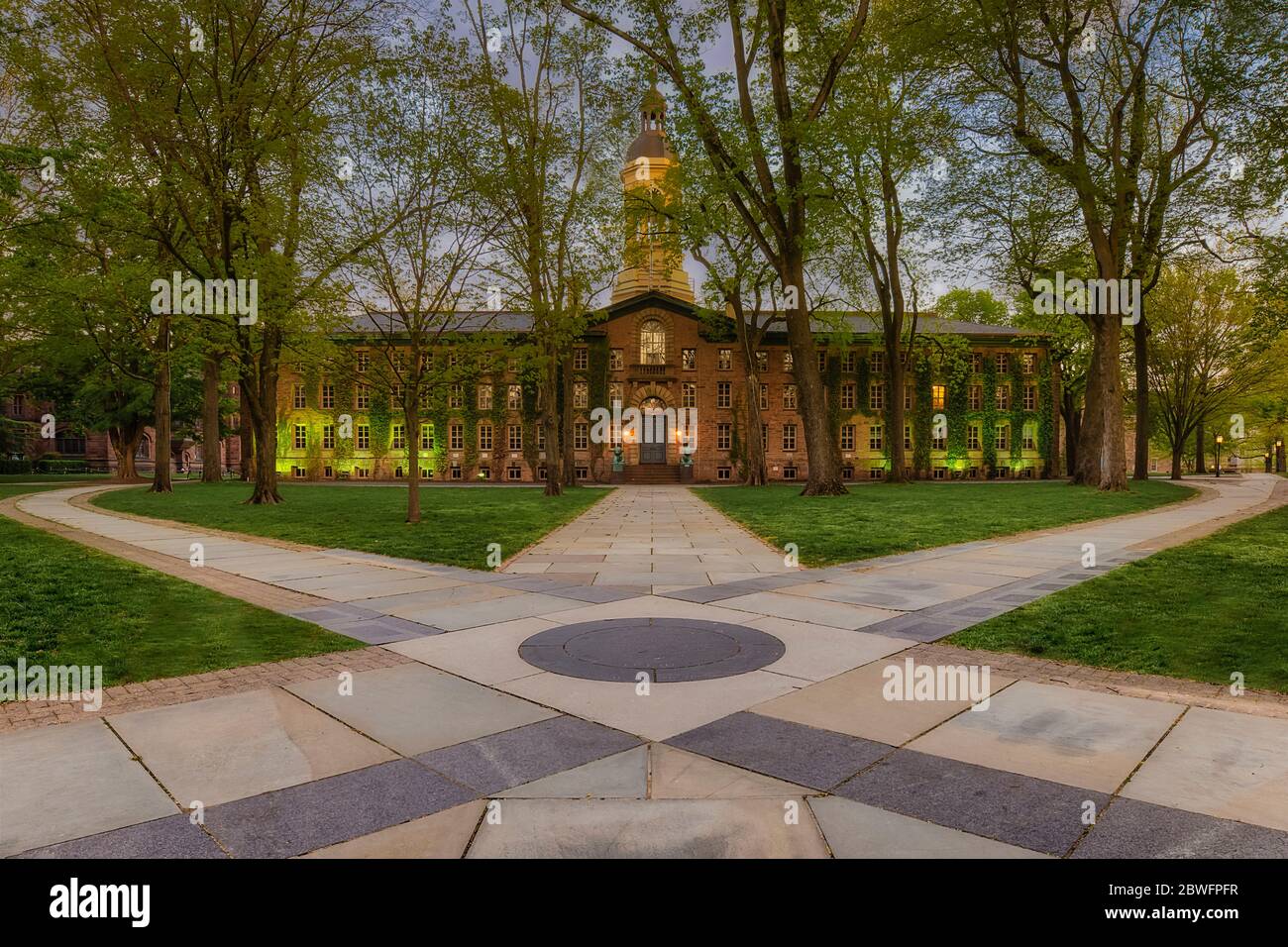 Princeton University Nassau Hall - das alte Nassau-Gebäude in der Princeton University in New Jersey. Nassau Hall ist das älteste Gebäude auf dem Campus. Stockfoto