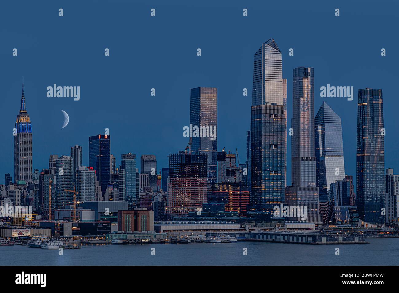 NYC ESB Heroes Blue View während der blauen Stunde der Dämmerung zum Empires State Building und der Skyline von Manhattan in New York City. Stockfoto