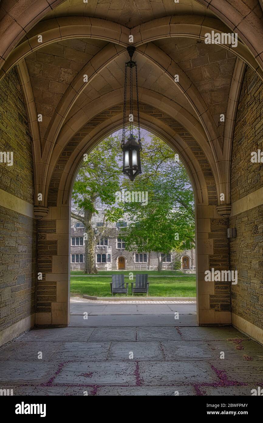 Princeton University Campbell Hall - EIN Blick auf den beleuchteten gotischen Stil der Collegiate-Architektur der Campbell Hall. Stockfoto