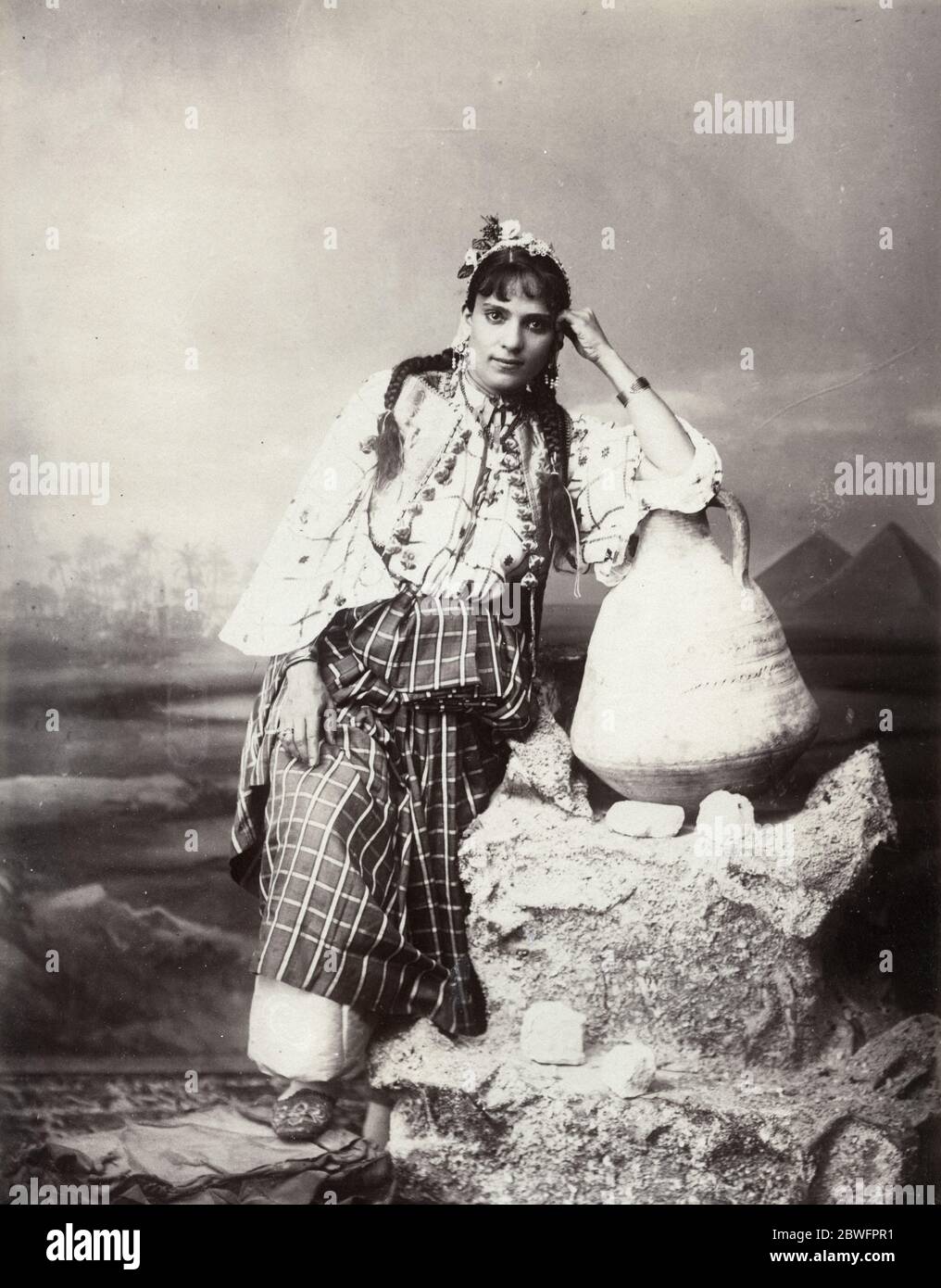 Vintage 19. Jahrhundert Fotografie - Levante Egyptienne, Levantine Frau aus Ägypten, Zangaki Studio. Stockfoto