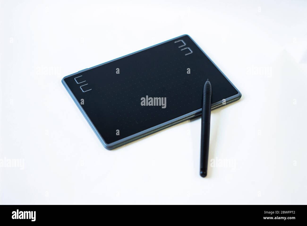 Grafiktablett mit Stift für Illustratoren, Maler und Designer auf weißem Hintergrund. Grafiktablett, Stift und schwarzer Handschuh für Illustratoren und Design Stockfoto