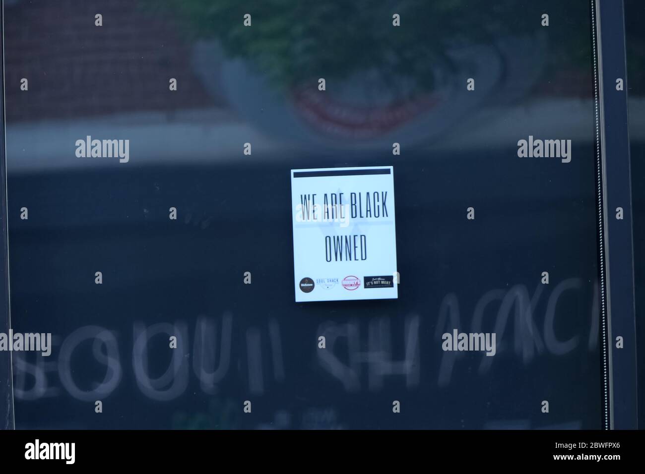 Black besaß Geschäft auf der Südseite von Chicago, in der Nähe von Unruhen, die nach dem Tod von George Floyd durch einen Minneapolis Polizeibeamten im Jahr 2020 stattfand. Stockfoto