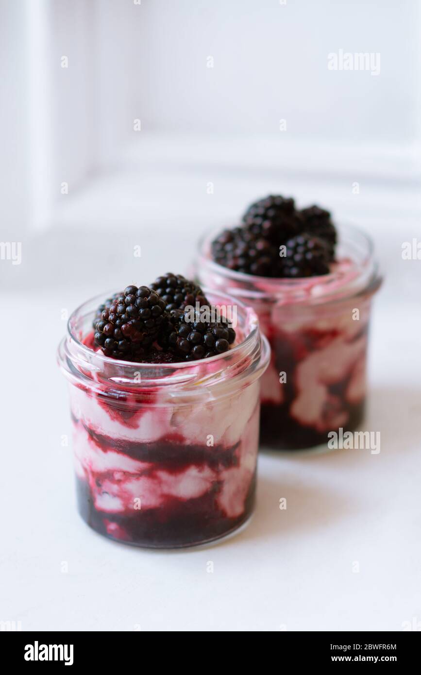 Cremige Sommersundae Desserttöpfe mit Beeren und griechischem Joghurt Stockfoto