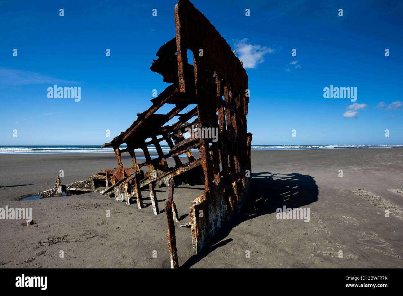 Blick auf verrostete Metallteile am Cannon Beach, Oregon, USA Stockfoto