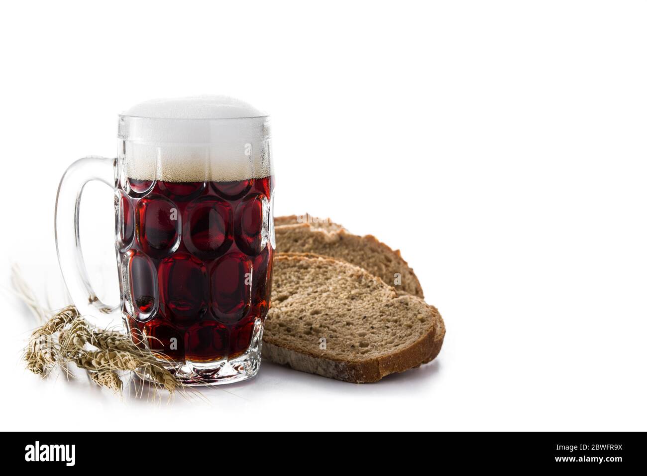 Traditionelle kvass Bierkrug mit Roggenbrot isoliert auf weißem Hintergrund Stockfoto