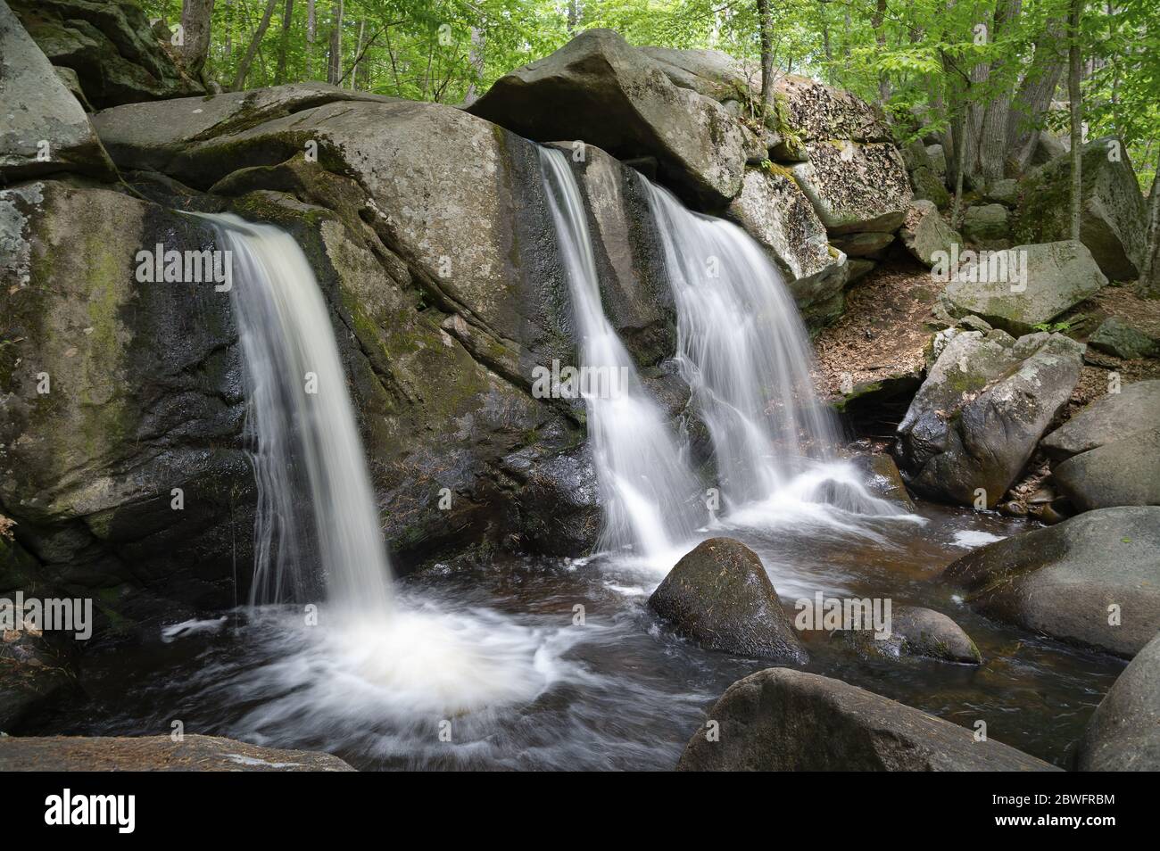 Wasserfälle in Fallfällen im Willard Brook State Forest in Townsend, Massachusetts. Eine beliebte Attraktion in New England. Stockfoto