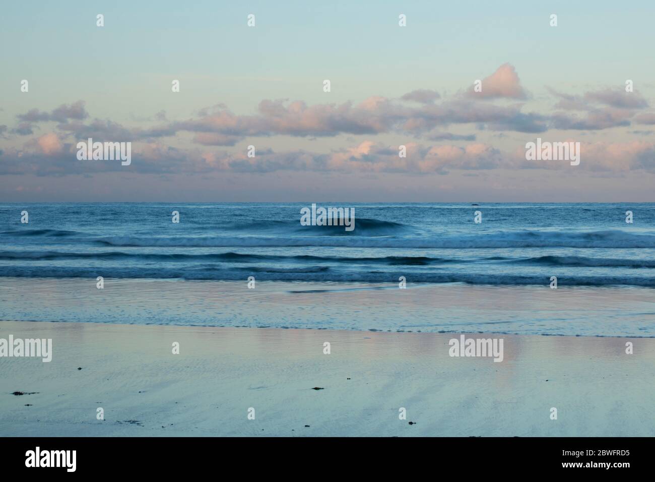 Blick auf die Meerlandschaft in der Dämmerung, Cannon Beach, Oregon, USA Stockfoto