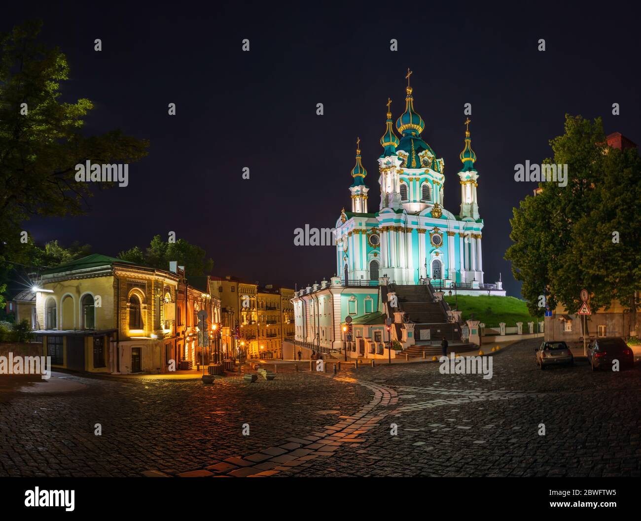 Andriyivskyy Descent ist eine historische Abfahrt, die Kiews Oberstadt und Podil Bezirk bei Nacht verbindet. Stockfoto