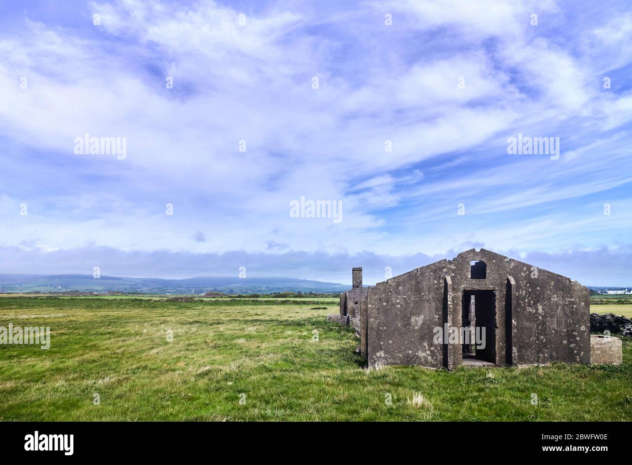 Ehemaliges Gebäude der Radarstation der Flugzeuge des Zweiten Weltkriegs in Scarlett, Castletown, Isle of man Stockfoto