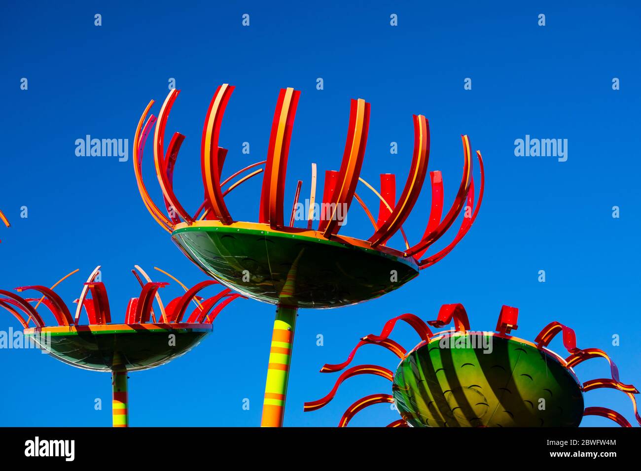 Sonic Bloom Skulpturen gegen klaren blauen Himmel, Seattle, Washington, USA Stockfoto