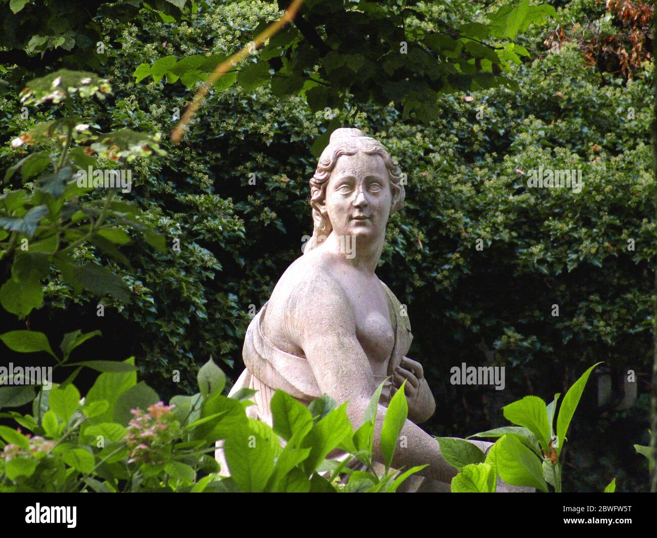 Eine Statue im Schloss Mirabell - Schlosspark Mirabell in Salzburg, Österreich. Es wurde 1606 von Fürst-Erzbischof Wolf Dietrich für seinen belov erbaut Stockfoto