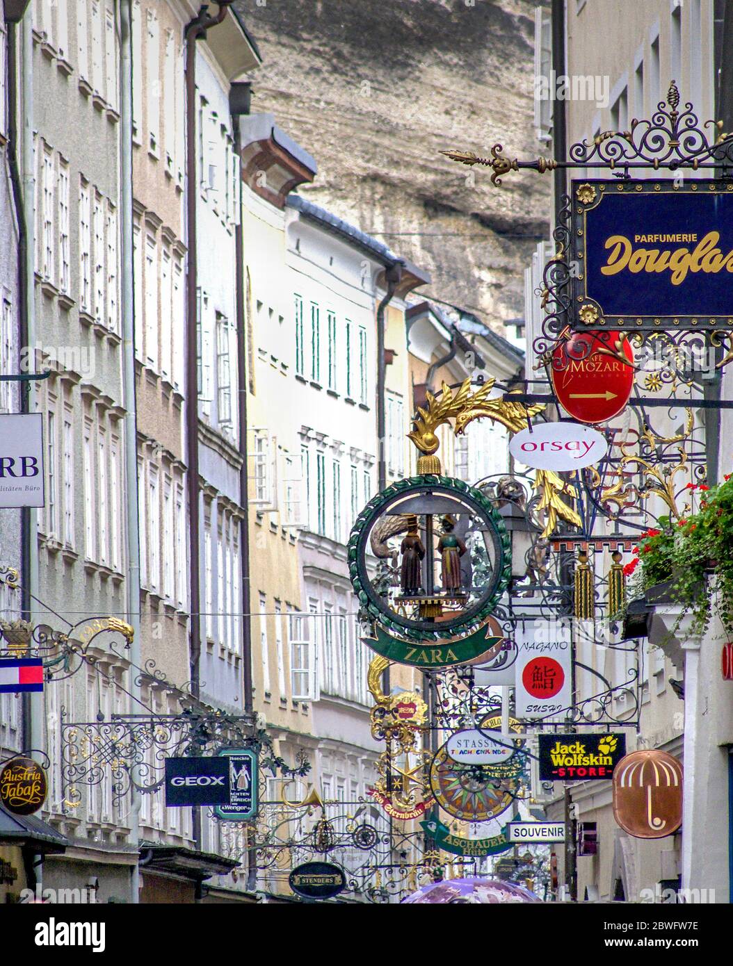 Straßenschilder in der Altstadt Ostalpen Stadt Salzburg, Österreich. Die Altstadt ist die Geburtsstätte des berühmten Komponisten Mozart. Stockfoto